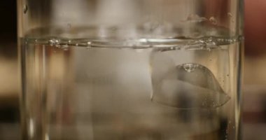Soda su ve buz ile cam yakın çekim