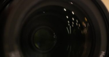 Kamera zoom. Yakınlaştırma ve uzaklaştırma objektifi ile profesyonel video kamera closeup çekim.