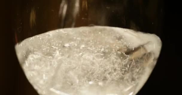 Bulles dans un verre de soude — Video