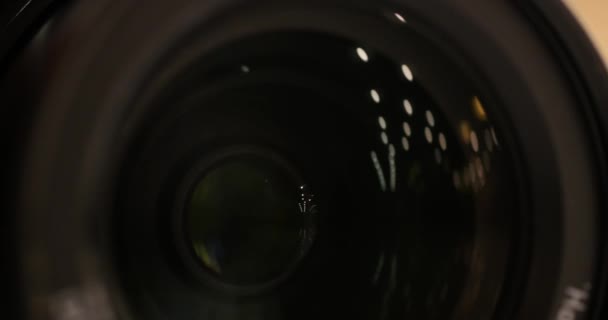 Zoom della fotocamera. Primo piano della videocamera professionale, con il suo obiettivo che zooma dentro e fuori . — Video Stock