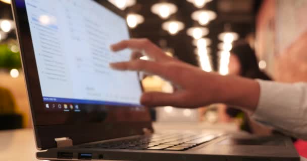 Hombre usando el ordenador portátil con pantalla táctil para editar el documento en la cafetería — Vídeo de stock