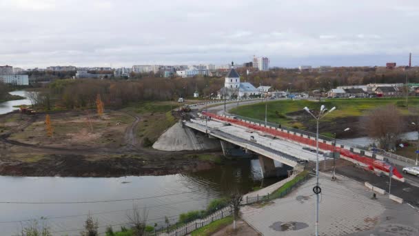 Rusia, Tver, puente estableciendo tiro — Vídeos de Stock