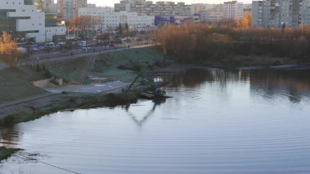Pływające ciągnika sprawia, że naprawy, Rosja, Twerze ustanawiającego strzał — Wideo stockowe