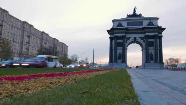 Triumphal arch at night in Moscow The triumphal arch in Moscow was erected from 1829 to 1834 in honor of a victory over Napoleon — Stock Video