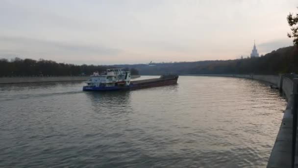 Vue sur la rivière Moskva, les collines Vorobievy et le navire au-dessus de ceux-ci, établissant tir — Video