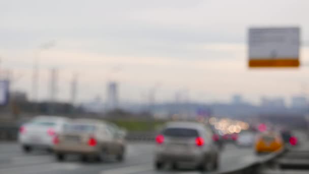 Araba trafiği, Moskova şehir olan Berejkovskiy Köprüsü'nde smog görüntüsünü oluşturma, — Stok video