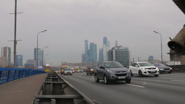 Zavedení shot smogu na Berejkovskiy mostě s automobilové dopravy, Moskva city, — Stock video