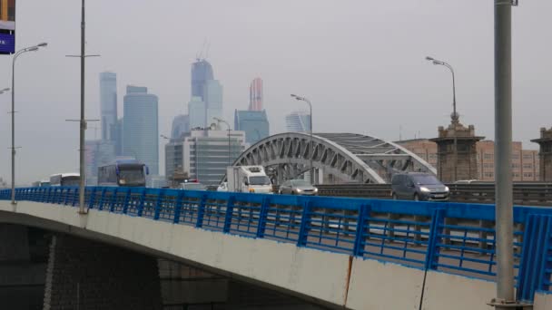 Aufnahme von Smog auf der traurigen Brücke mit Autoverkehr, Stadt Moskau, — Stockvideo