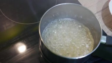 Karamel yemek. Şef karamel Pan hazırlanıyor. Şekeri kaynatın. Karamel hazırlanması teknik süreci.