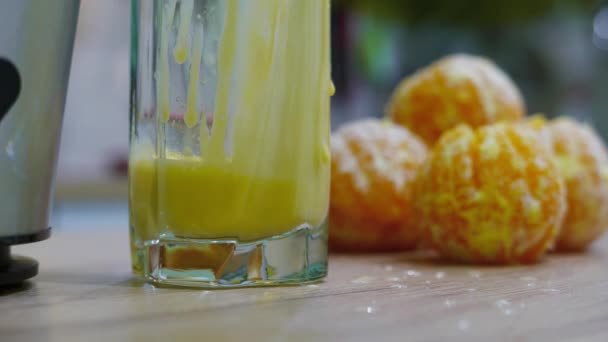 Juicer gelen suyu bir fincan içine dökülür. Yakın çekim. — Stok video