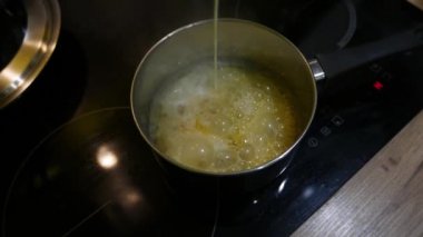 Karamel yemek. Şef karamel Pan hazırlanıyor. Şekeri kaynatın. Karamel hazırlanması teknik süreci.