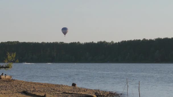 Heißluftballon über dem See — Stockvideo