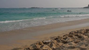 Deniz deniz manzarası doğal Unawatuna Beach, kumlu kıyıda çökmesini dalga ile Sri lanka.