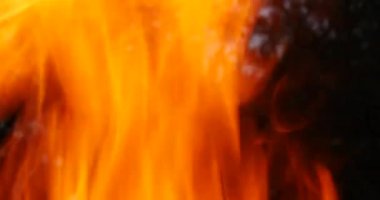 Alev, süper parlak, yoğun patlamanın yakın, yanan parçaları ile