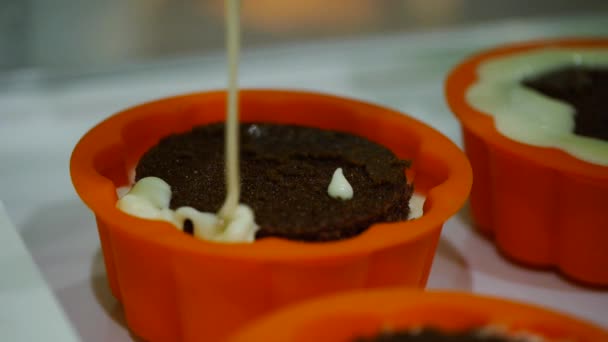Memasak kue mousse dengan kaca glaze — Stok Video