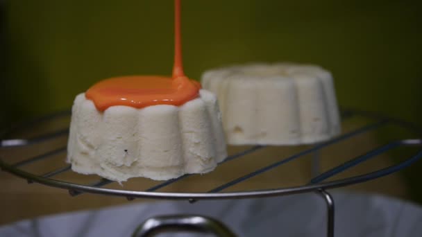 Fare torta con mousse bianca nello specchio smalto — Video Stock