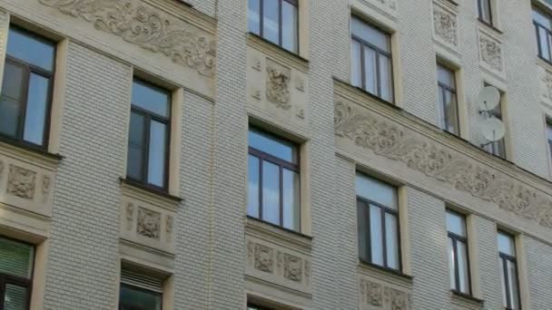 Att upprätta skott av byggnad i Moskva — Stockvideo