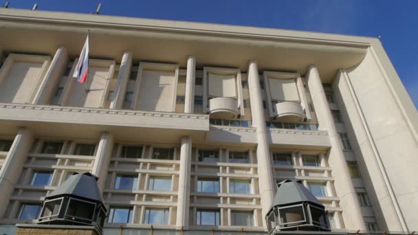 Bandera de Rusia en los edificios, Moscú, Rusia — Vídeos de Stock