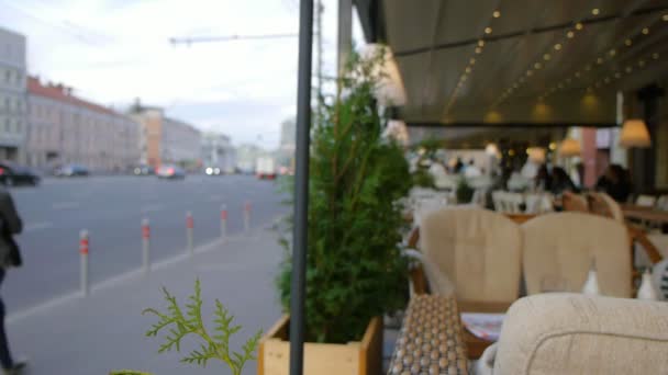 Café al aire libre en la calle ocupada — Vídeos de Stock