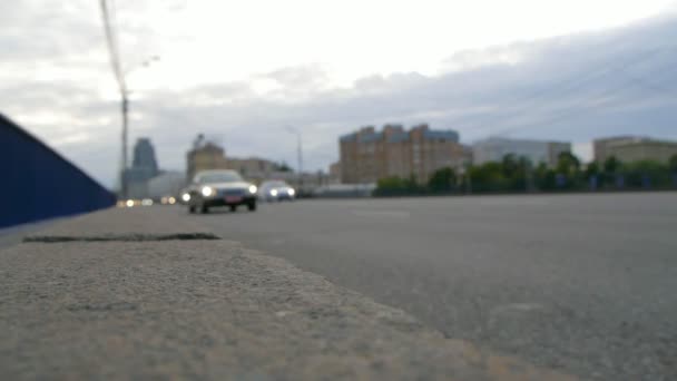 Suddig bilar på motorvägen i staden — Stockvideo