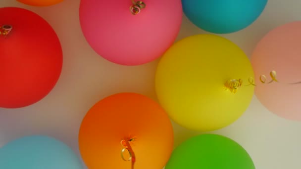 Beyaz fone üzerinde renk balonlar — Stok video