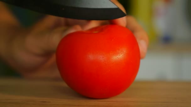 Corte de tomates de perto — Vídeo de Stock