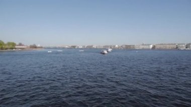 2015 yılında Rusya'nın St.Petersburg kentinde Neva nehir manzaralı yaz panoraması