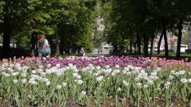 Moskova, Rusya Ms çiçekli meydanında insanlar yürürken, insanlar. Bu park, turistler ve yerliler için yürümeyi en sevdiğim yerdir