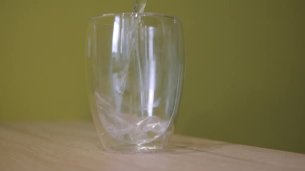 Cup of tea infusion in a pocket in a transparent cup in kitchen — Stock Video