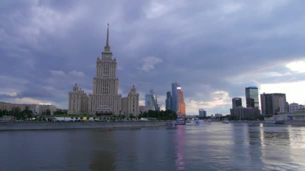Avond van Moskou. Moskou-rivier. Hotel Oekraine. — Stockvideo