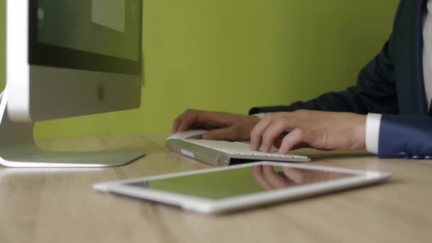 Gondolkodó fiatal üzletember működik a számítógép és a tablet pc, logó eltávolítása — Stock videók