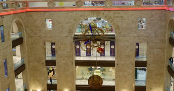 Relógio Pendulum gigante no centro comercial — Vídeo de Stock