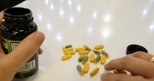 Чоловік рука приймає таблетки — стокове відео