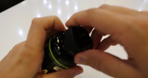 Man hand skruva av locket av piller — Stockvideo