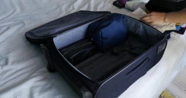 Açılabilir ve erkek parmak tarafından kapalı bir çanta fermuar, makro yakın çekim vurdu. Bir erkek el cep Inside alır.