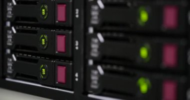 Closeup Internet sunucuları sabit diskler yanıp sönen ışıklar
