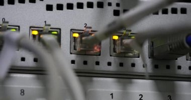 Utp kablolar, yanıp sönen Led ışıklar ve Rj 45 Ethernet anahtarları çalışma hakkında ayrıntılar.
