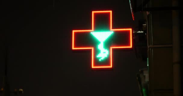 Farmacia iluminada o signo de hospital por la noche — Vídeos de Stock