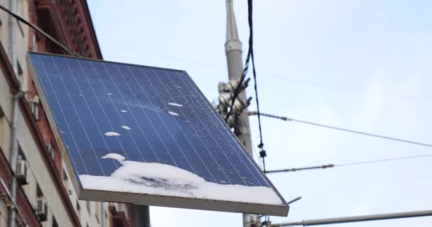 Velho não funciona painéis solares no inverno, neve — Vídeo de Stock