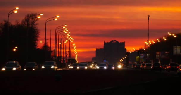 Lichte parcours van intensieve verkeer op susnet, drukke stad — Stockvideo