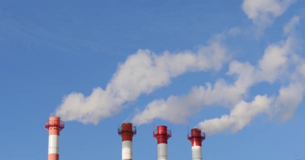 Fábrica en la ciudad. De las tuberías de la planta sale humo blanco. La planta se encuentra en la ciudad. Mucho humo. — Vídeos de Stock