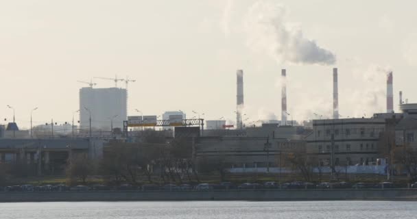 Kirli çevre düşmanca şehir, smog, İçilmeyen Boru Fabrikası — Stok video