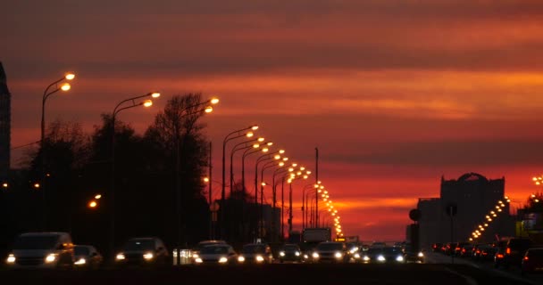 Lichte parcours van intensieve verkeer op susnet, drukke stad — Stockvideo