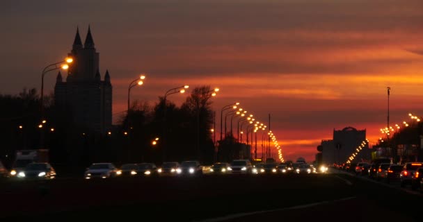 Lichtspur vom intensiven Verkehr auf der vielbefahrenen Straße — Stockvideo