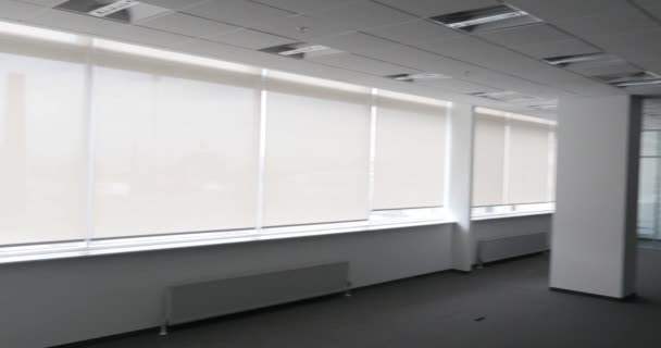 Bureaux vides. À droite. 