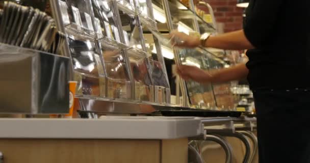 Mensen in de kantine kiezen wat te eten — Stockvideo