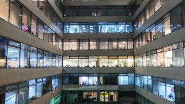 yoğun şehir ofis çalışanları büyük modern ofis binası içinde birlikte zaman atlamalı uzaklaştır