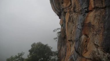 Kayalar iz Sigiriya içinde. Sri lanka, Asya. Büyük taş ve antik kaya kale ve Sarayı harabe yer.