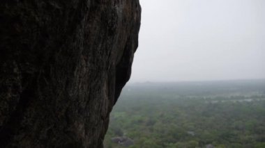 Kayalar iz Sigiriya içinde. Sri lanka, Asya. Büyük taş ve antik kaya kale ve Sarayı harabe yer.