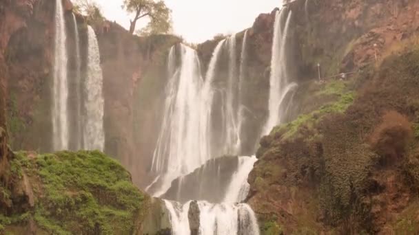 アフリカのモロッコのエッサウィラ州 Tanaghmeilt の大図鑑村にある Ouzoud 滝下タイムラプスにパンします。 — ストック動画
